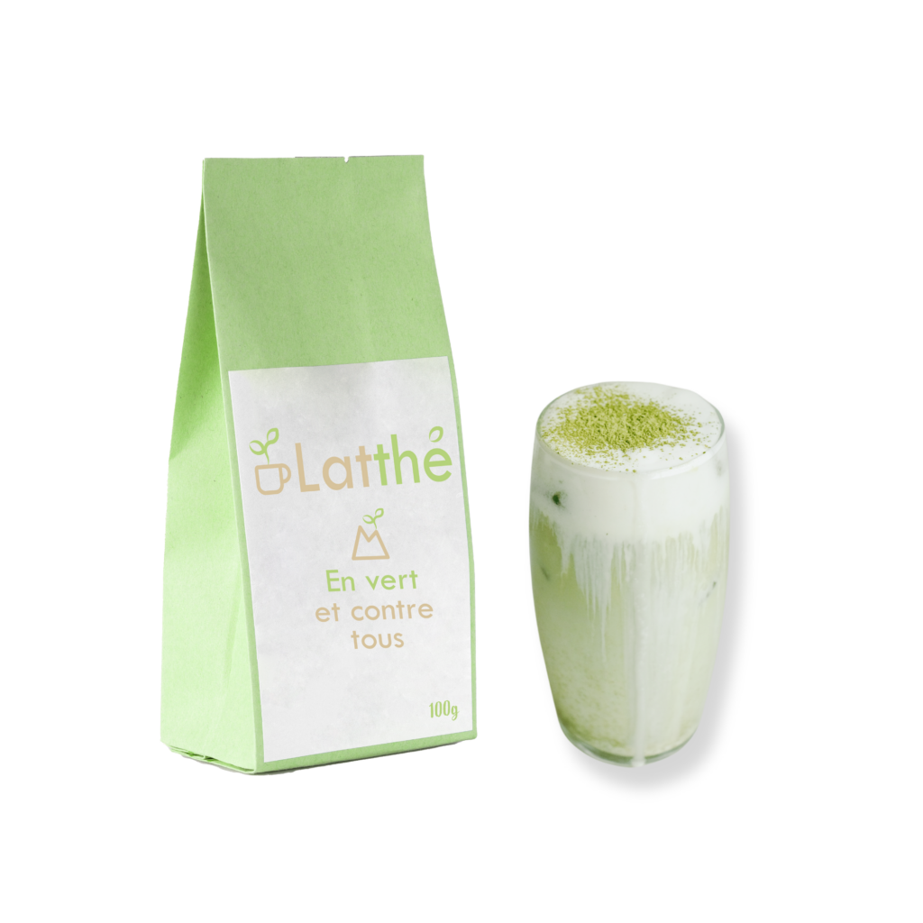 sachet de matcha en poudre et verre de matcha latte
